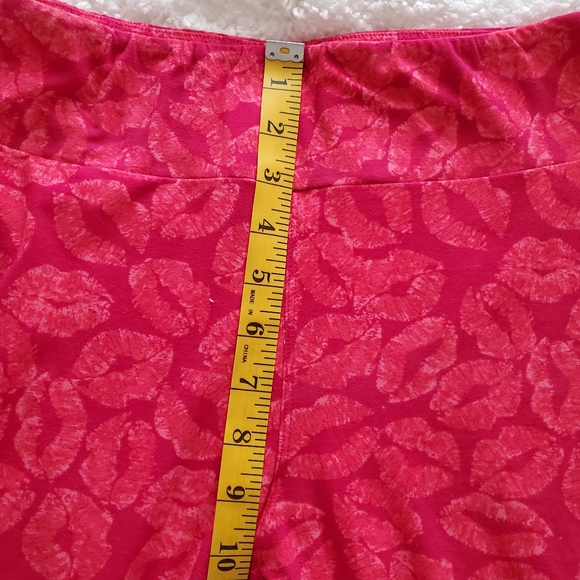LuLaRoe red lip print leggings - Picture 3 of 7